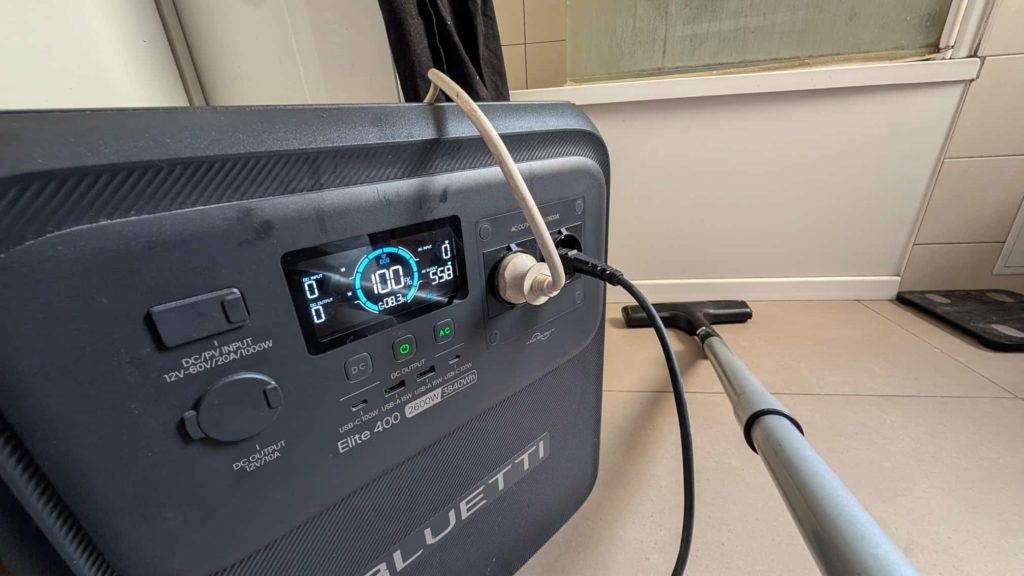 Bluetti Elite 400 alimentant un aspirateur avec affichage du temps restant