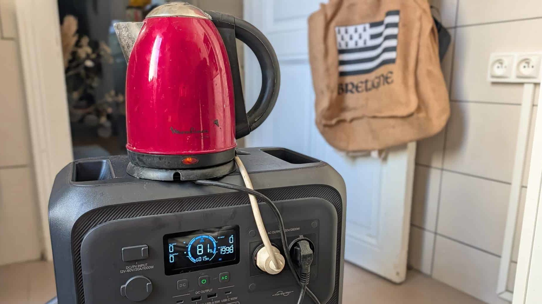Bouilloire de 1900 W branchée sur une Bluetti Elite 400