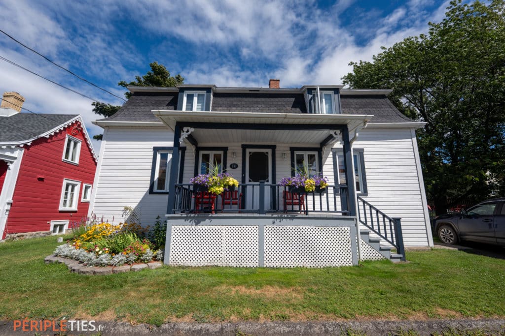 Jolie maison québécoise au bord du fleuve dans le Bas-Saint-Laurent
