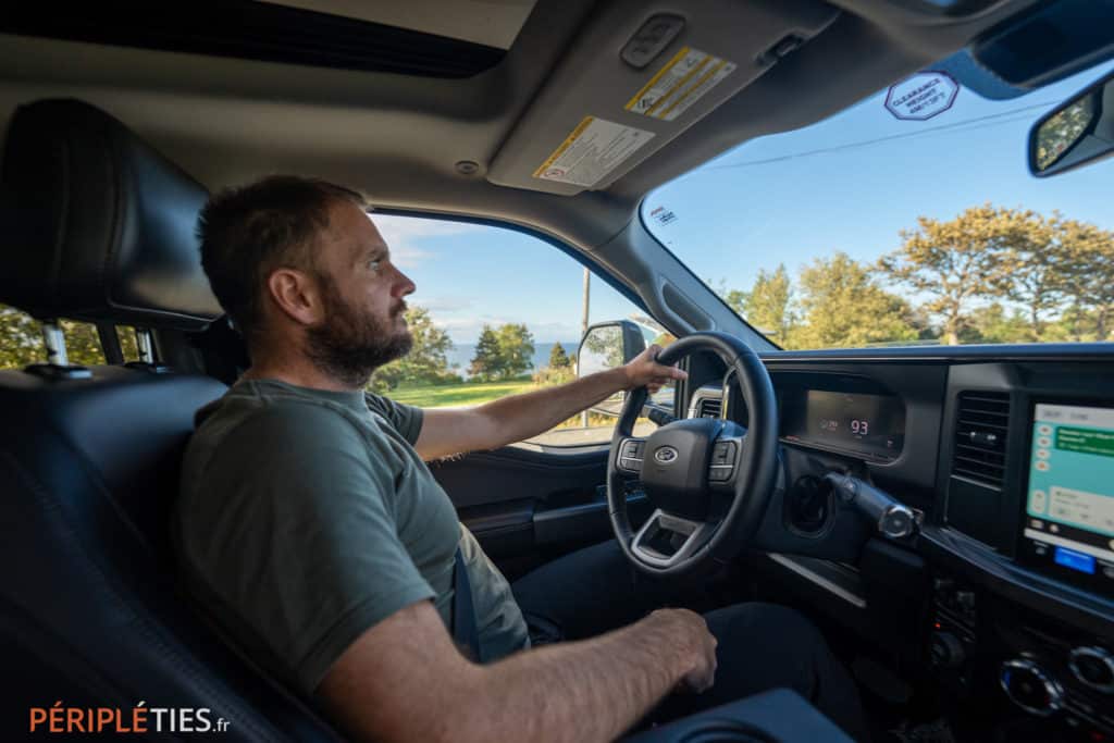 Conducteur au volant d’un pick-up avec cellule lors d’un road trip en Gaspésie au Québec