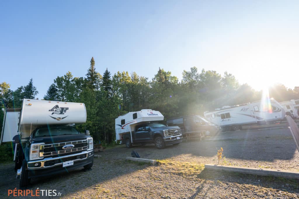 Camping-cars et véhicules récréatifs dans un camping du parc national de la Gaspésie au Québec