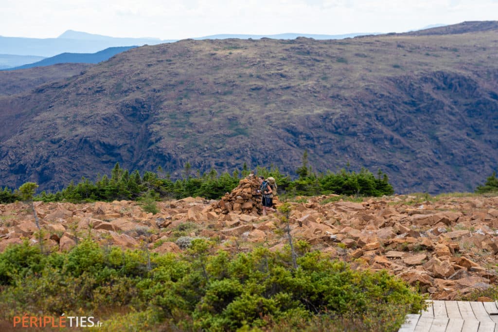 Randonneurs au milieu des roches basaltiques du mont Albert en Gaspésie