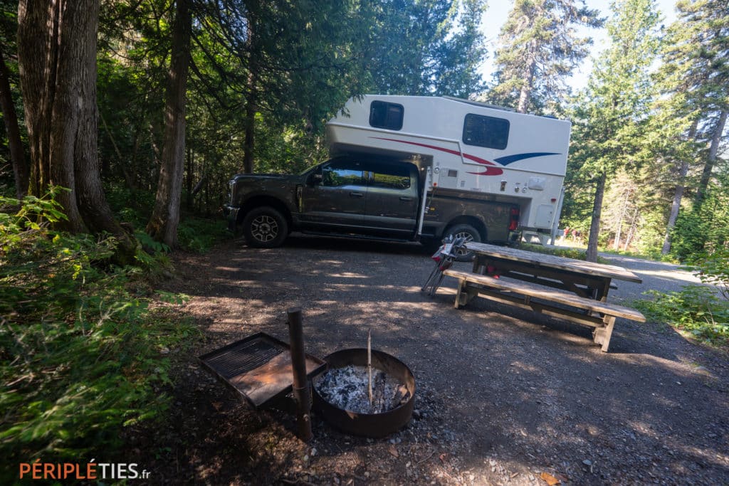 Camping-car avec cellule pick-up sur un emplacement de camping dans le parc national de la Gaspésie