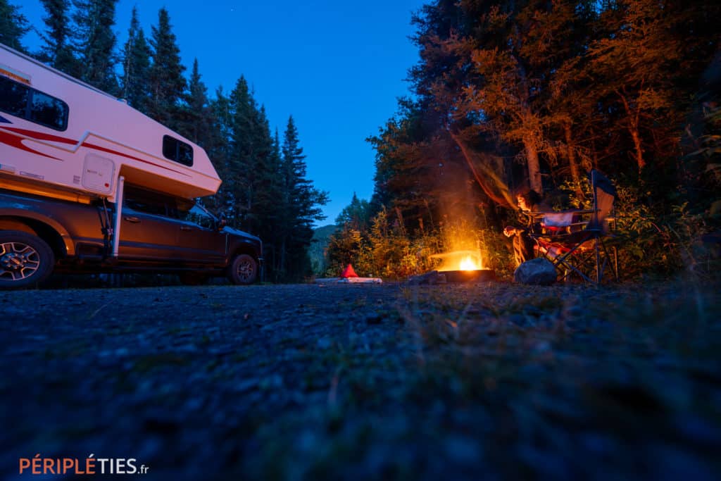 Camping-car au bivouac dans le parc national de la Gaspésie au Québec