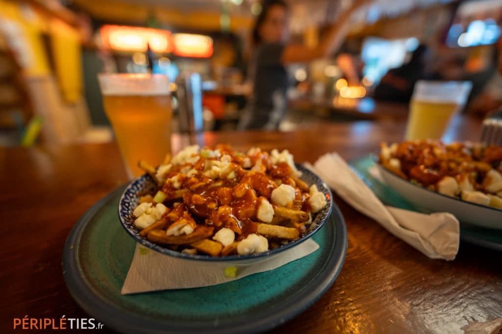 Poutine québécoise avec frites, fromage en grains et sauce
