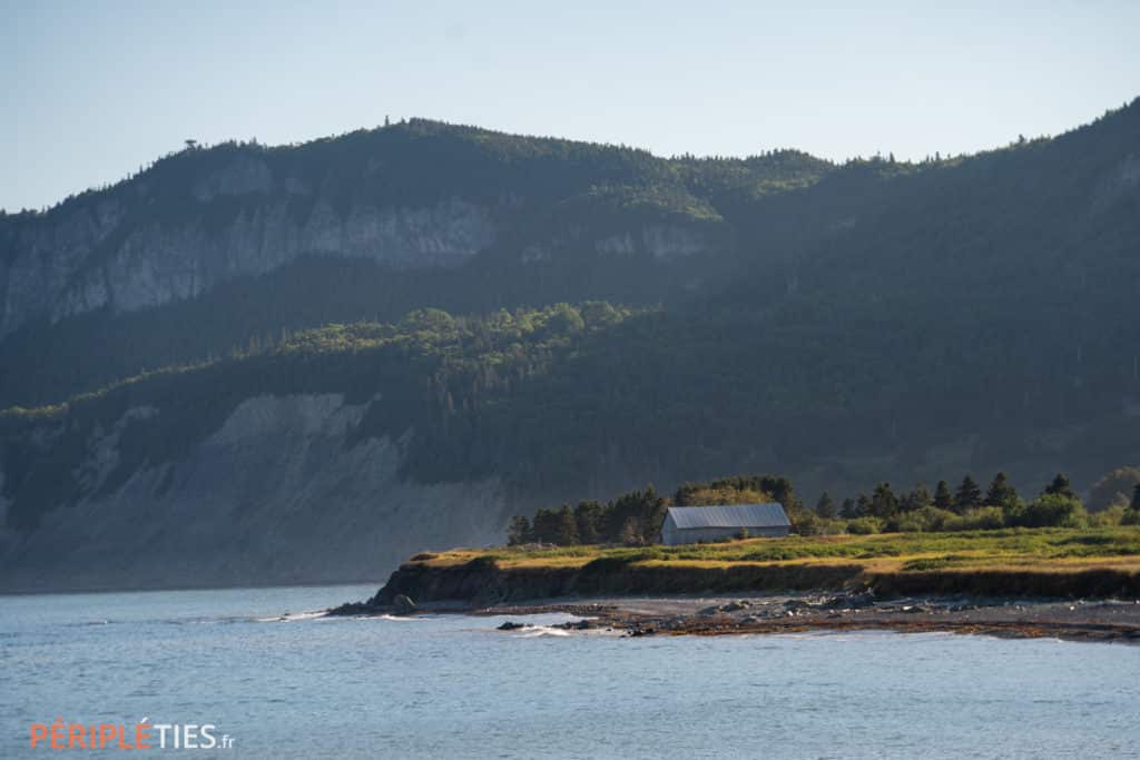 Paysage côtier du parc national de la Gaspésie au Québec avec une montagne en arrière-plan