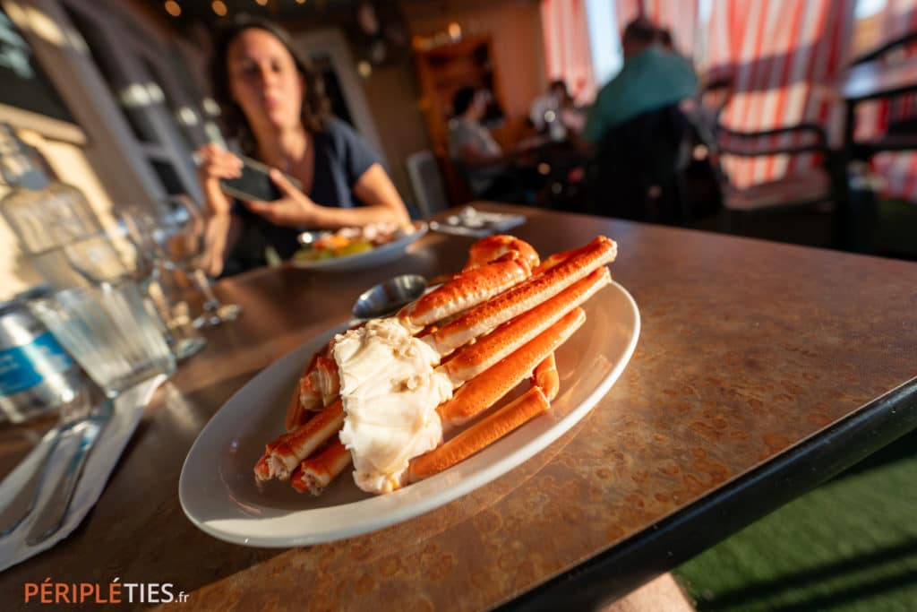 Assiette de crabe des neiges dans un restaurant en Gaspésie au Québec