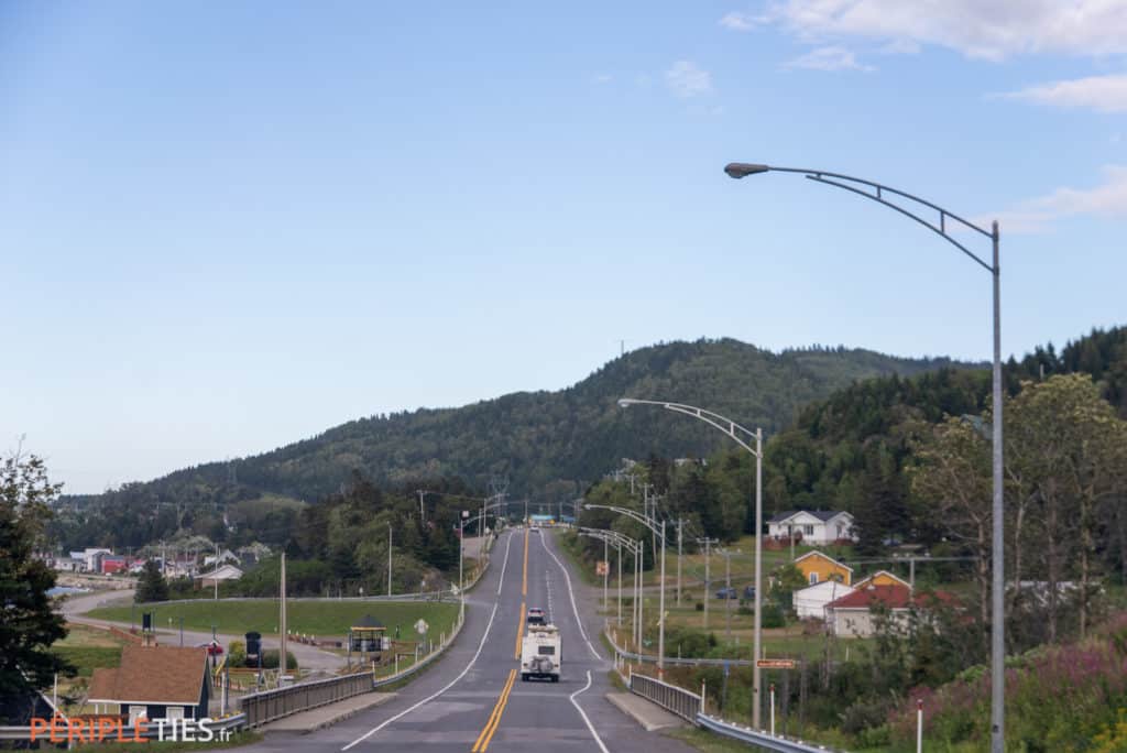 Route traversant une petite ville de Gaspésie au Québec avec notre camping-car