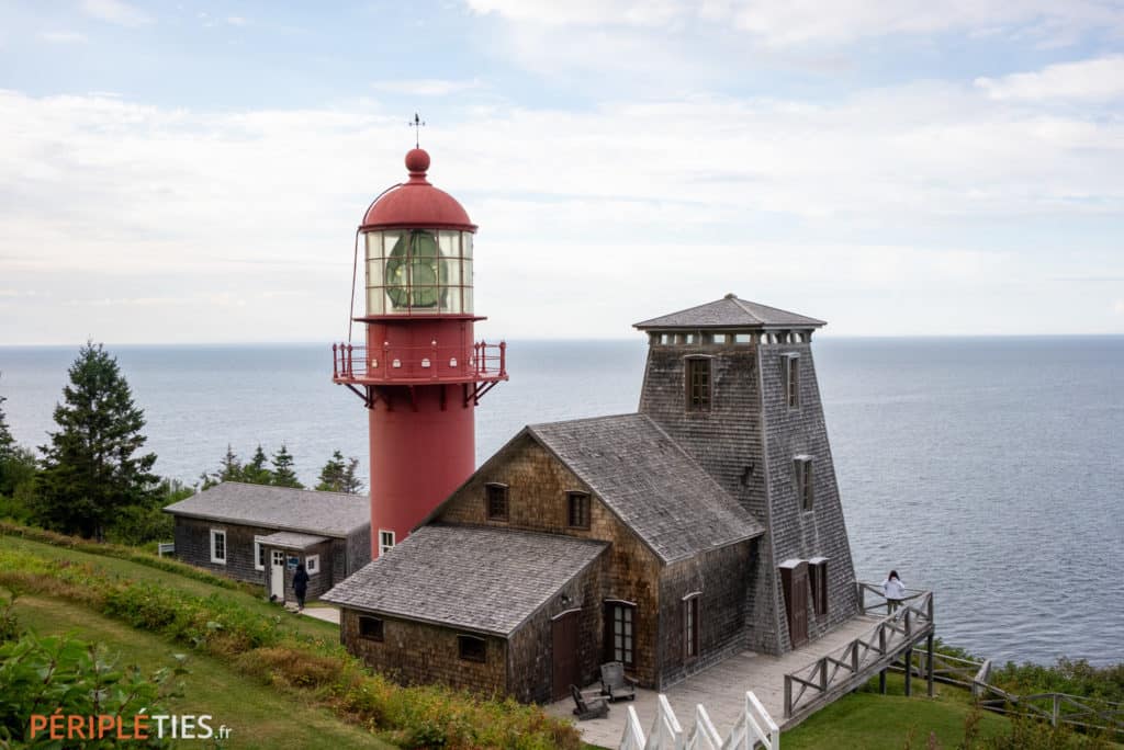 Phare de la Pointe-à-la-Renommée face au Saint-Laurent en Gaspésie