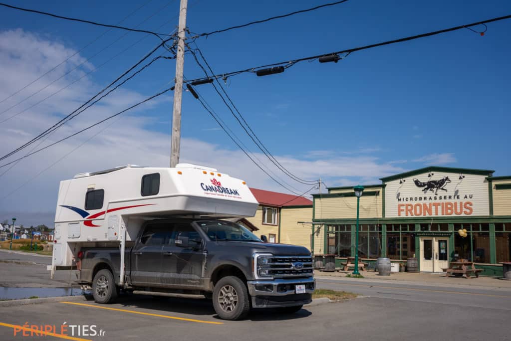 Camping-car devant la microbrasserie Frontibus en Gaspésie au Québec