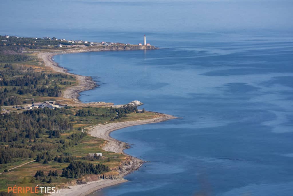 Vue sur le phare de Cap-des-Rosiers depuis les falaises de Forillon en Gaspésie