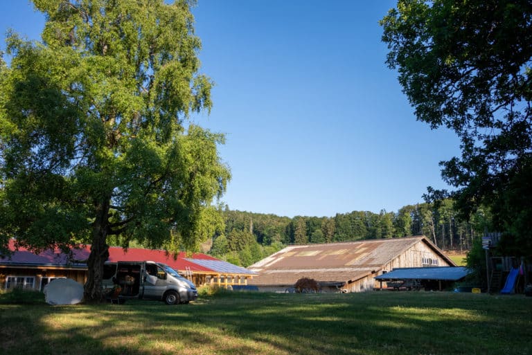 Vue aérienne de la ferme aux buffles du Jura, étape Place to Bee en Suisse