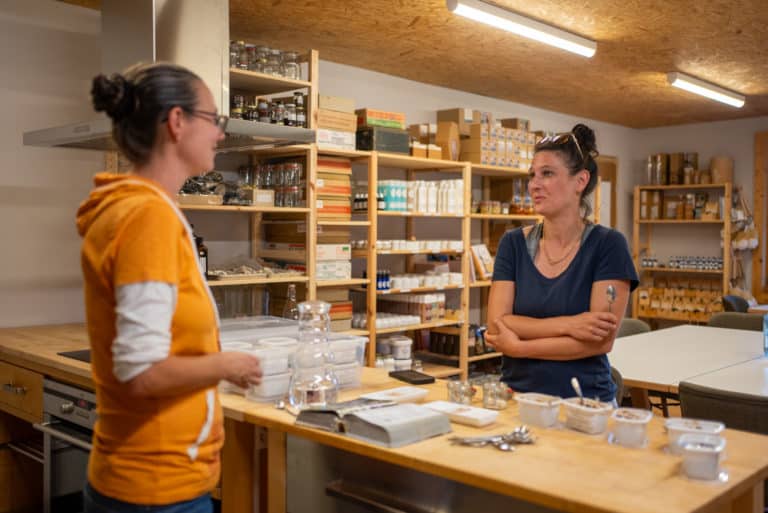 Dans l'atelier de fermentation, avec l'accueillante ancienne laborantine