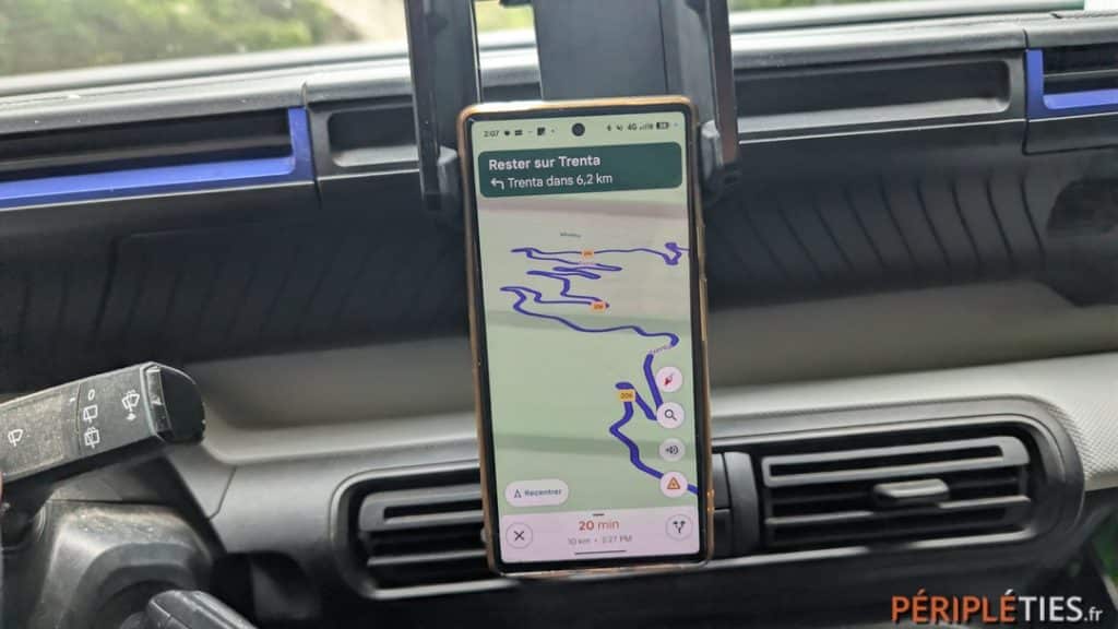 Smartphone avec GPS fixé au tableau de bord de la voiture