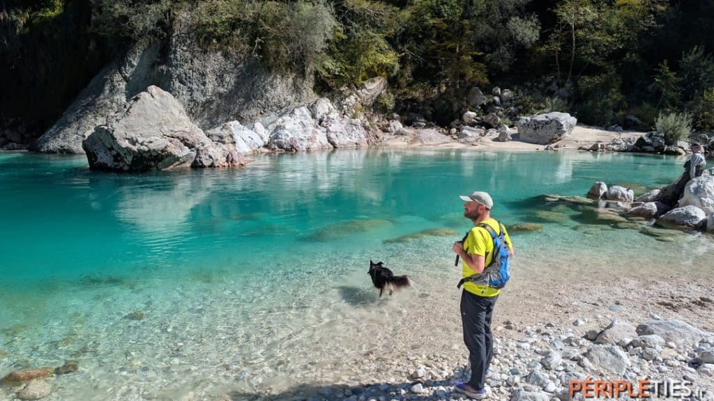 Simon et son chien Ulysse au bord des eaux turquoise de la Soča