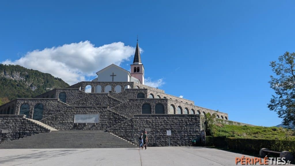 Église Saint-Antoine et ossuaire italien de Kobarid dans la vallée de la Soča