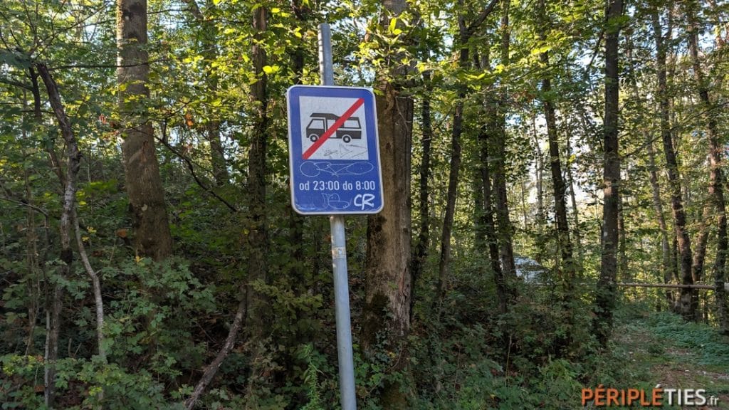 Panneau interdisant le stationnement des camping-cars en forêt en Slovénie