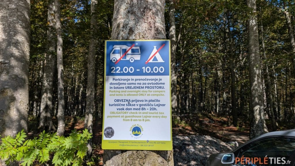 Panneau d'interdiction de stationnement des camping-cars de 22 h à 10 h en Slovénie
