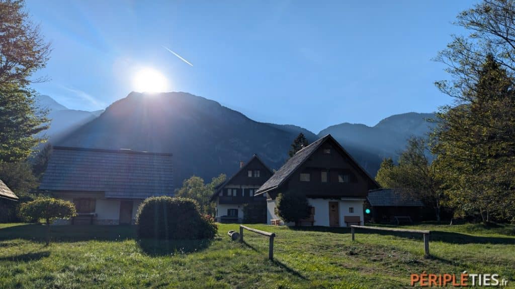 Maison traditionnelle au lever du soleil près du lac de Bohinj