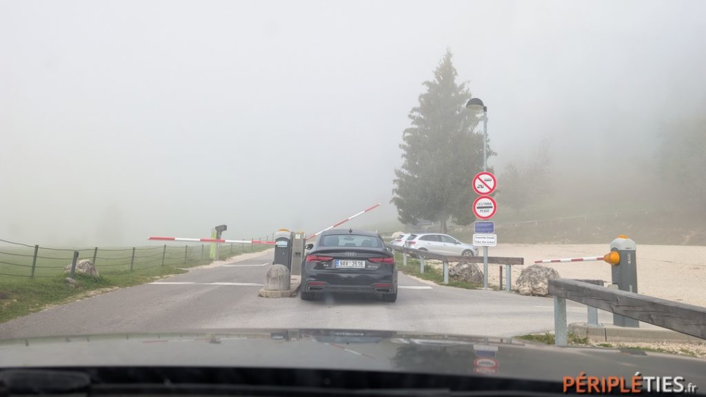 Barrière d'une route à péage d'accès aux alpages un matin de brouillard