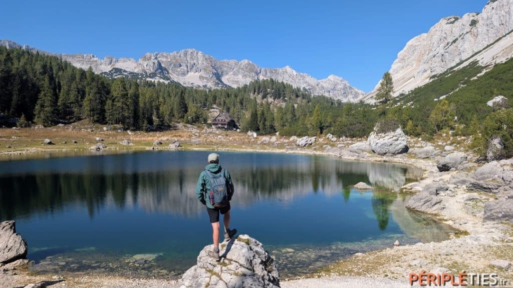 Randonneur face à un lac d'altitude sur la randonnée des Sept Lacs dans le parc national du Triglav
