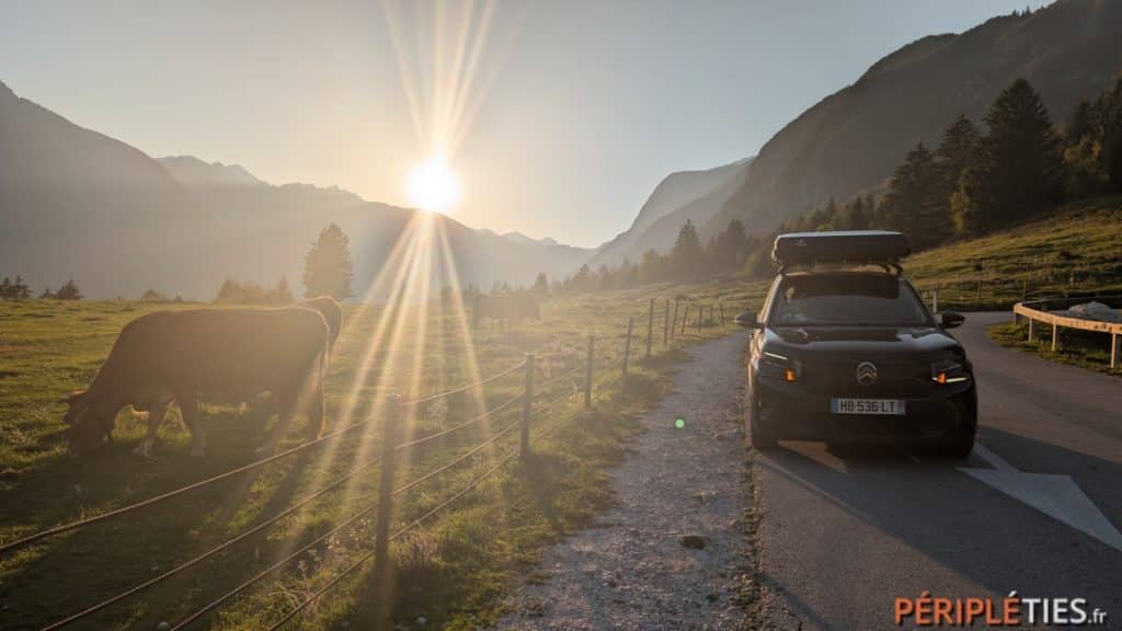 Voiture électrique sur une petite route au lever du soleil en Slovénie