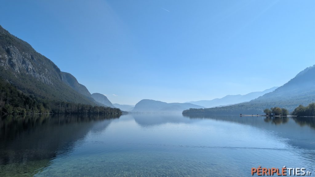 Lac de Bohinj au petit matin en automne, eau calme comme un miroir