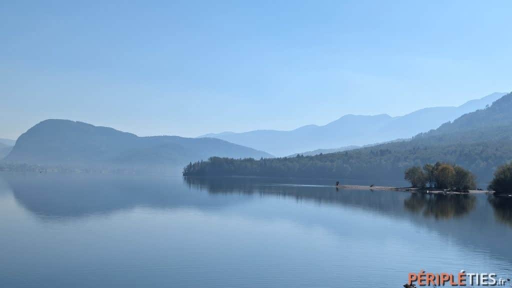 Lac de Bohinj au petit matin en automne