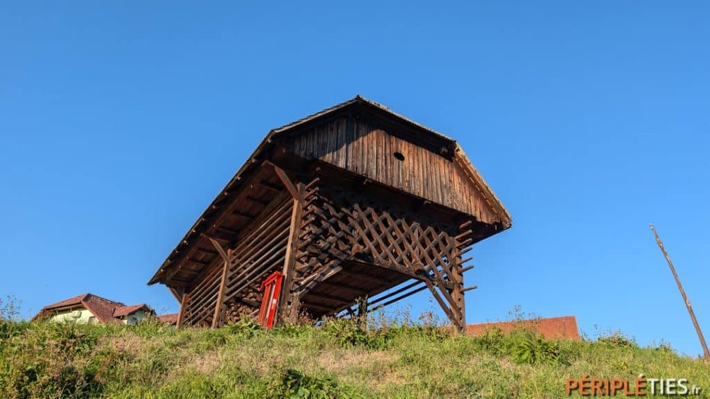 Kozolec, séchoir à foin traditionnel en bois de la campagne slovène
