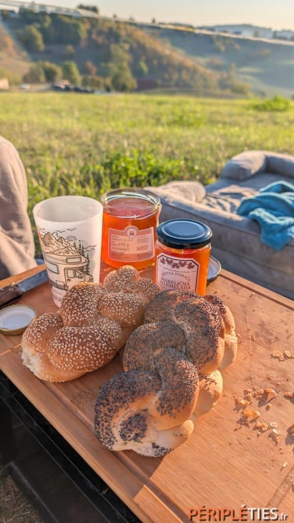 Petit déjeuner avec pain et produits de la ferme en Slovénie