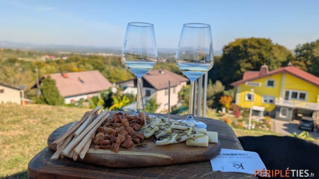 Verres de vin et planche de charcuterie lors d'une dégustation chez un producteur slovène